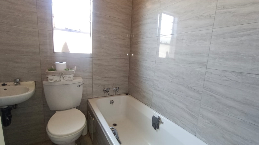 2 Bedroom Property for Sale in Aureus Gauteng