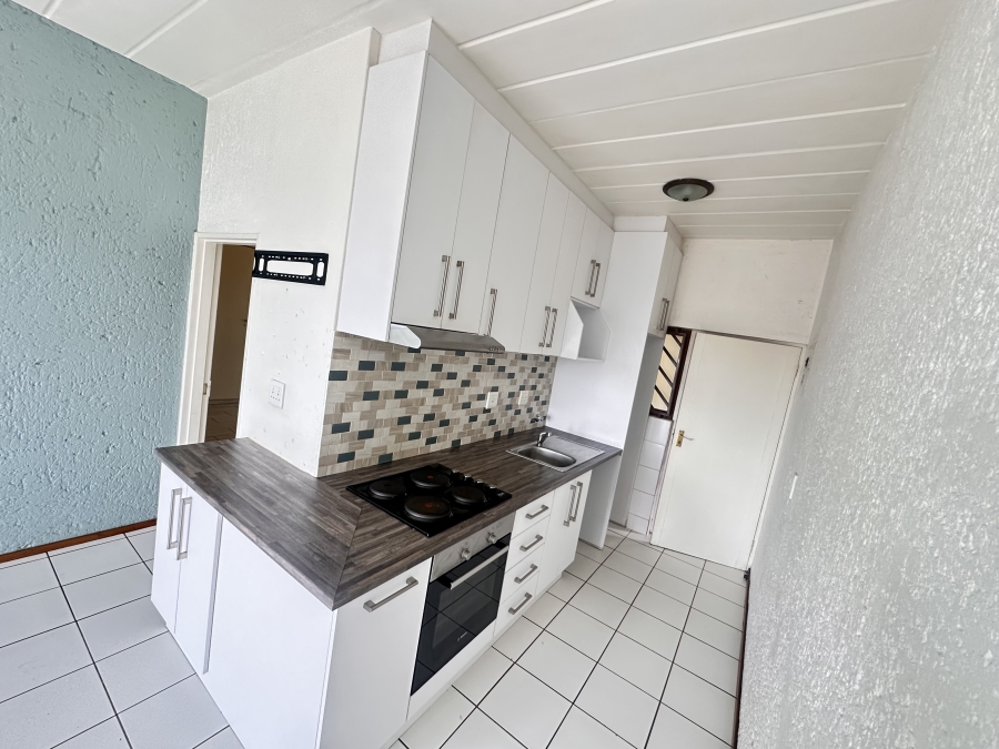 To Let 1 Bedroom Property for Rent in Constantia Kloof Gauteng