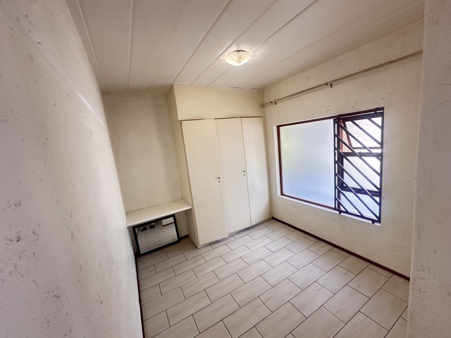 To Let 1 Bedroom Property for Rent in Constantia Kloof Gauteng