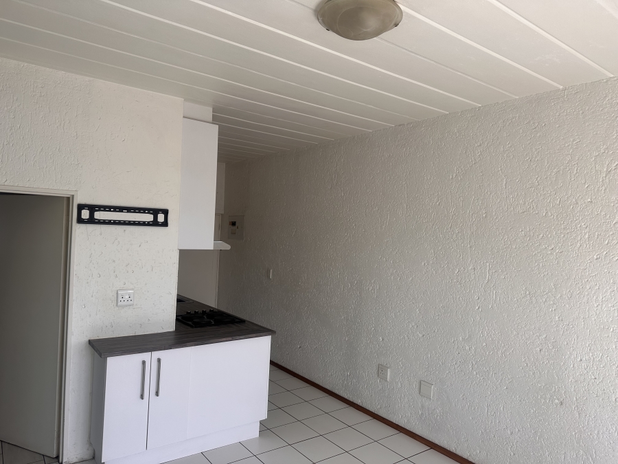 To Let 1 Bedroom Property for Rent in Constantia Kloof Gauteng