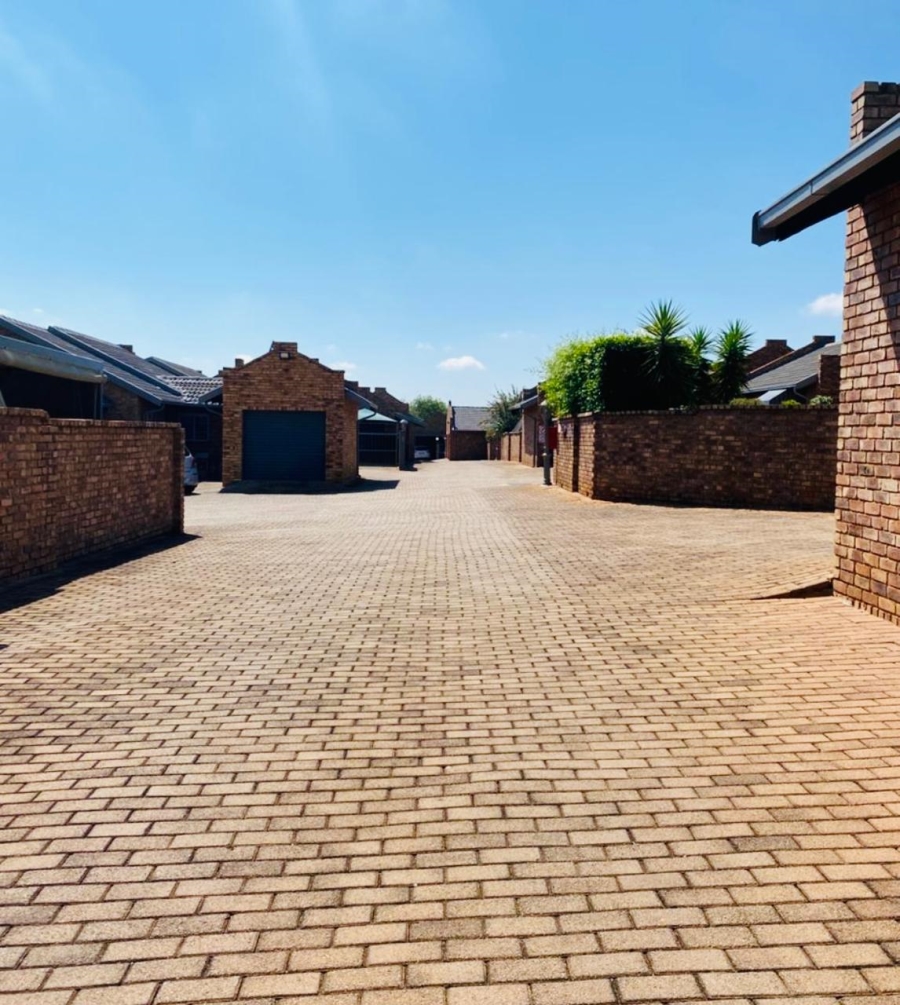 3 Bedroom Property for Sale in Noordheuwel Gauteng