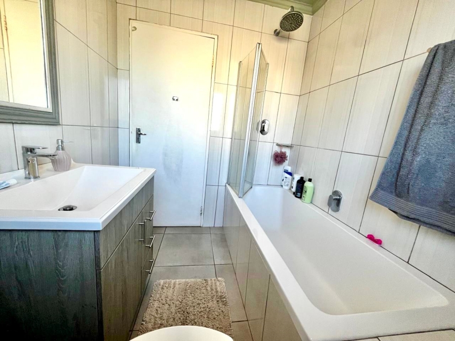 2 Bedroom Property for Sale in Greenstone Hill Gauteng
