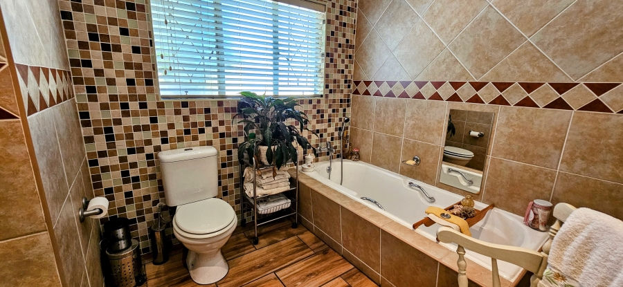 4 Bedroom Property for Sale in Three Rivers Proper Gauteng