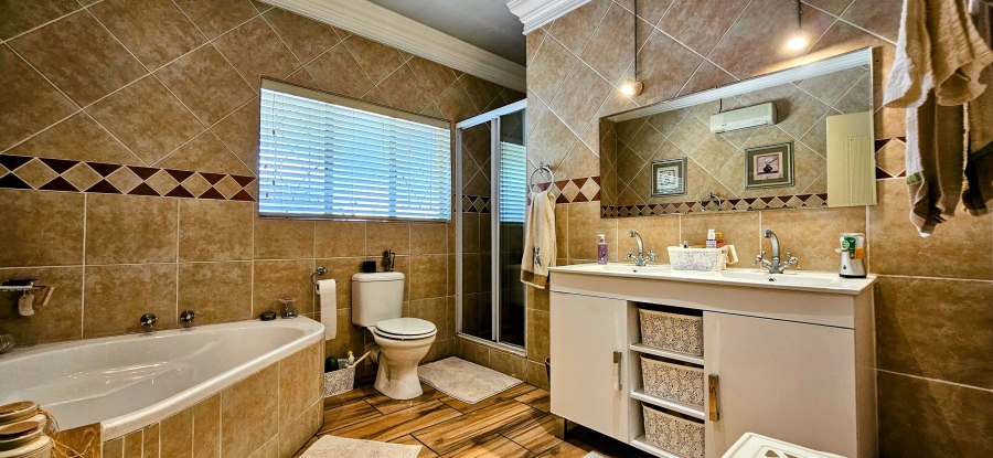 4 Bedroom Property for Sale in Three Rivers Proper Gauteng