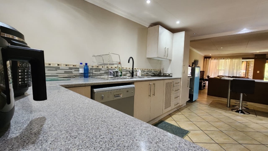 3 Bedroom Property for Sale in Zwavelpoort Gauteng