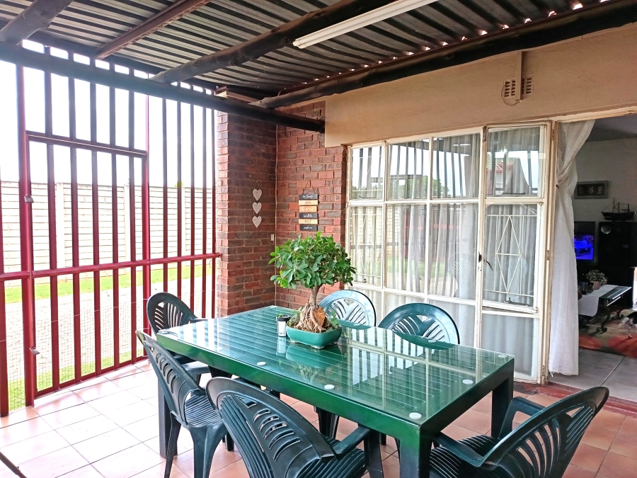 2 Bedroom Property for Sale in East Geduld Gauteng