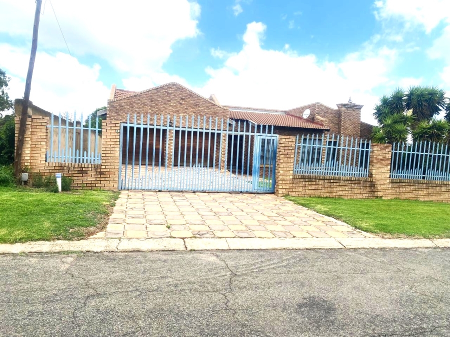 4 Bedroom Property for Sale in Klippoortje Gauteng
