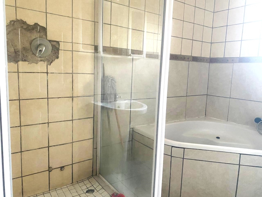 4 Bedroom Property for Sale in Klippoortje Gauteng