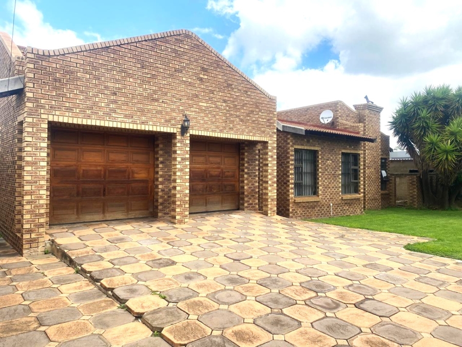 4 Bedroom Property for Sale in Klippoortje Gauteng