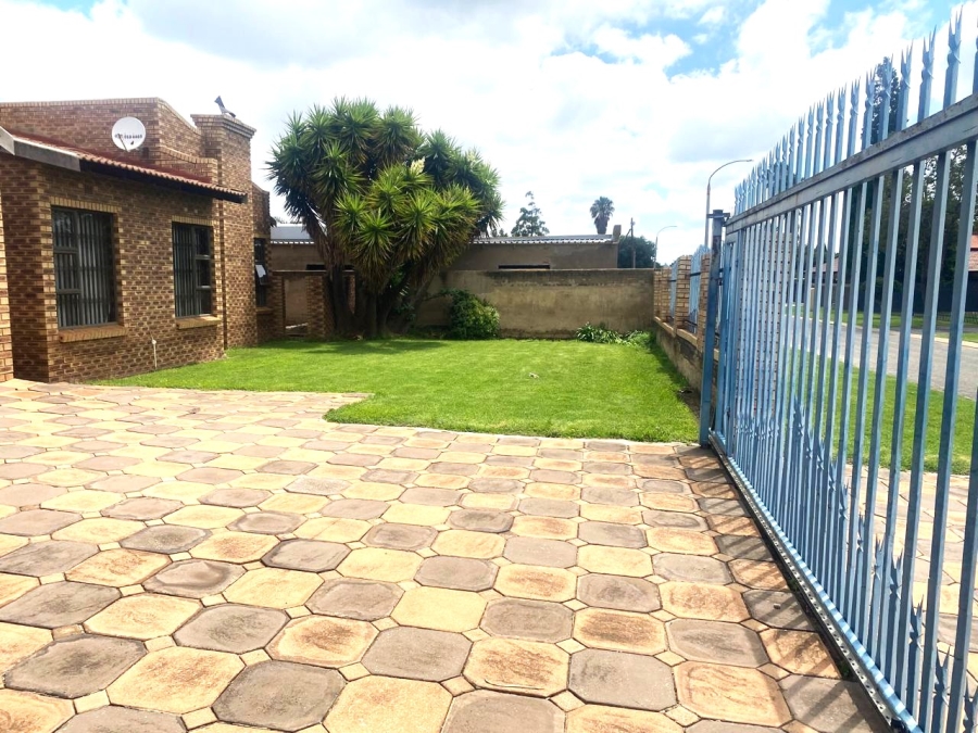 4 Bedroom Property for Sale in Klippoortje Gauteng