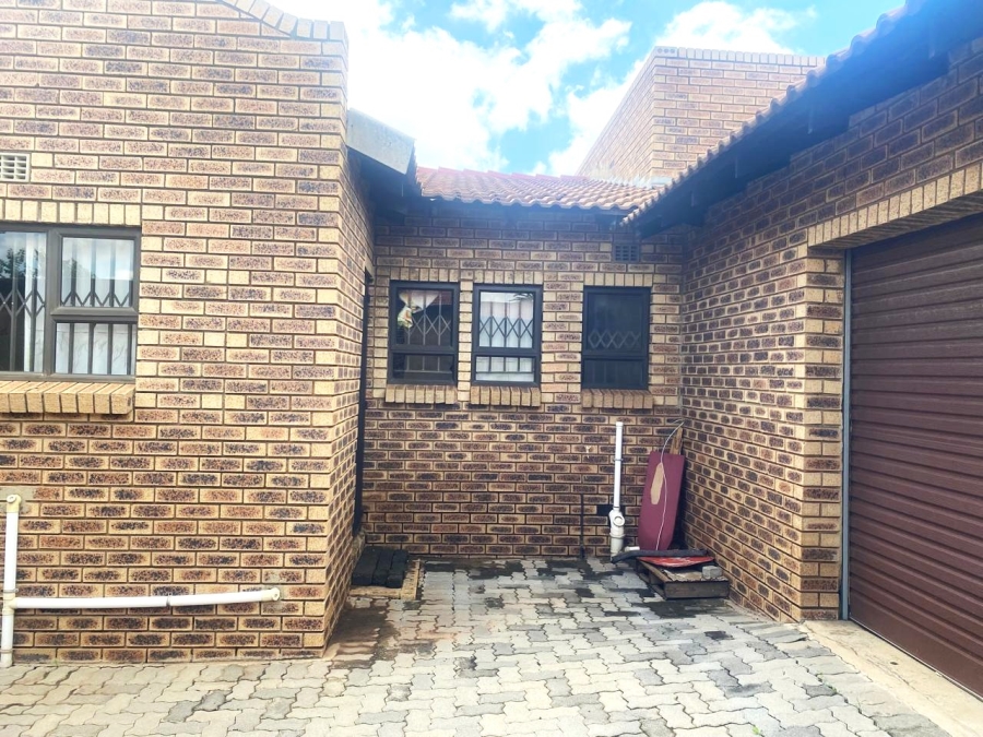 4 Bedroom Property for Sale in Klippoortje Gauteng