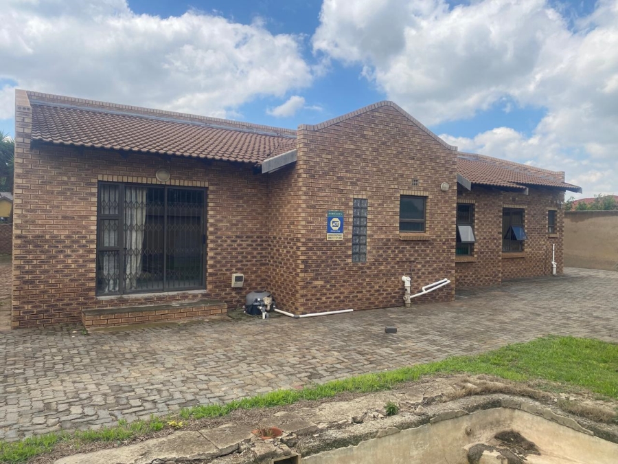 4 Bedroom Property for Sale in Klippoortje Gauteng
