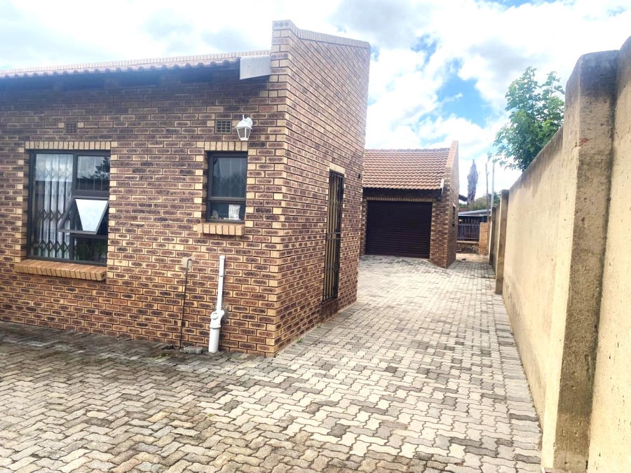 4 Bedroom Property for Sale in Klippoortje Gauteng