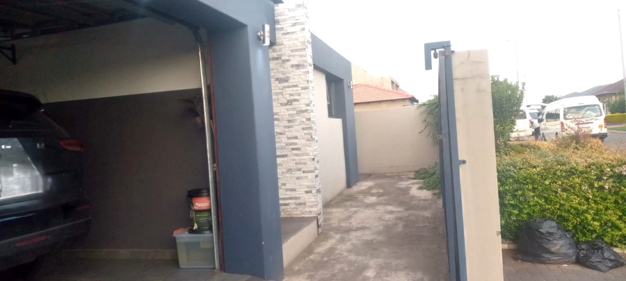 5 Bedroom Property for Sale in Vosloorus Gauteng