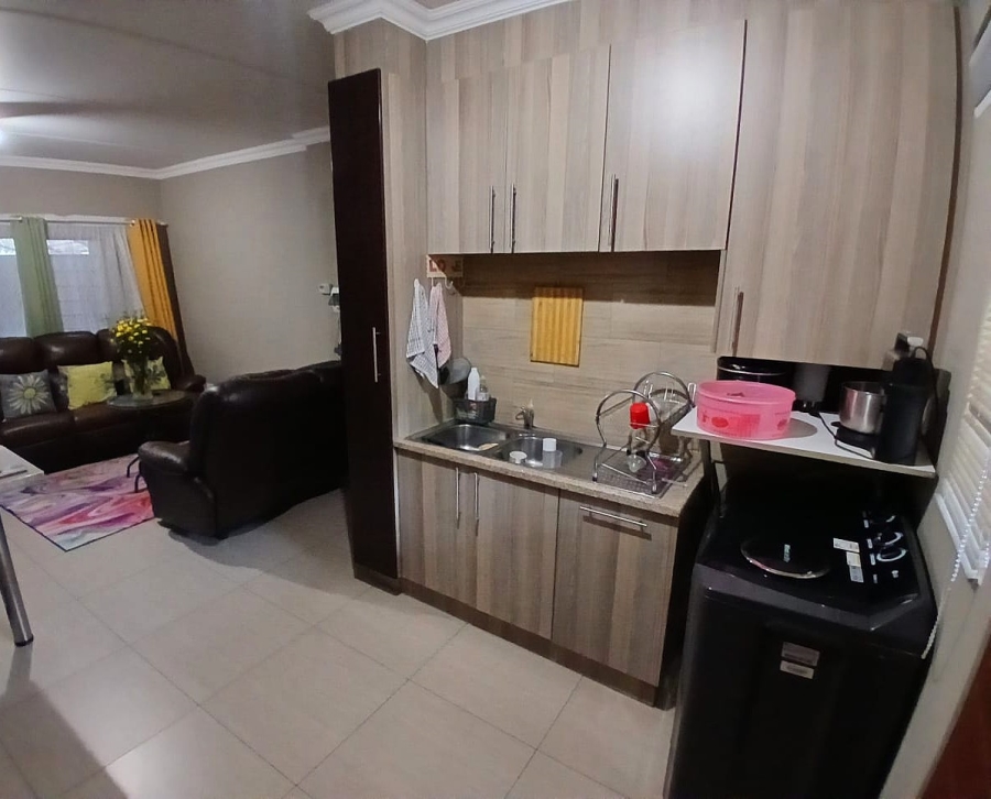 To Let 2 Bedroom Property for Rent in Moregloed Gauteng