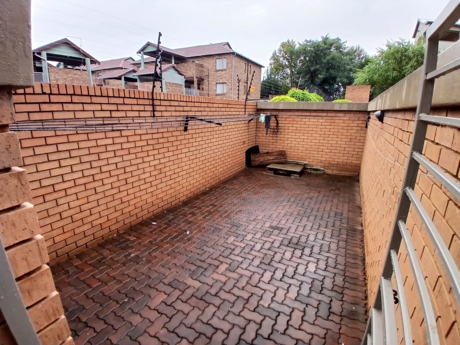 To Let 2 Bedroom Property for Rent in Moregloed Gauteng
