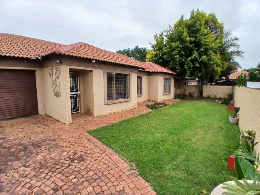 To Let 3 Bedroom Property for Rent in Moregloed Gauteng