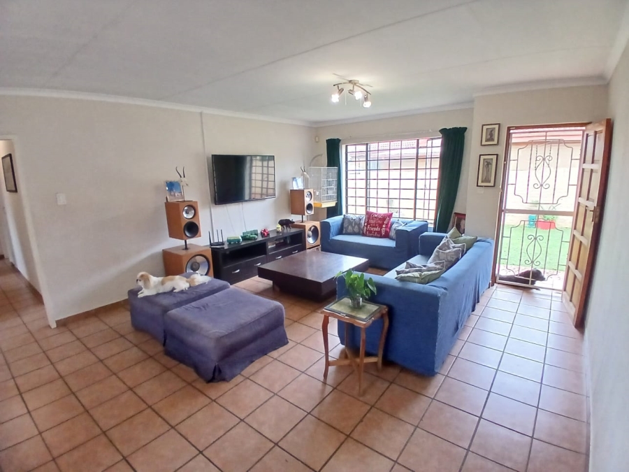To Let 3 Bedroom Property for Rent in Moregloed Gauteng