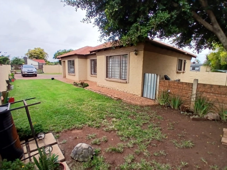 To Let 3 Bedroom Property for Rent in Moregloed Gauteng