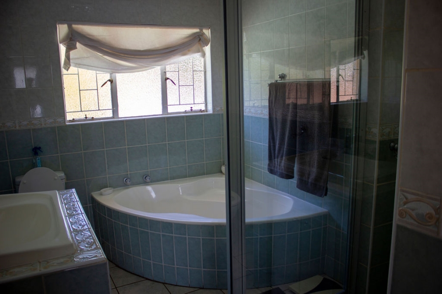 5 Bedroom Property for Sale in Wierda Park Gauteng