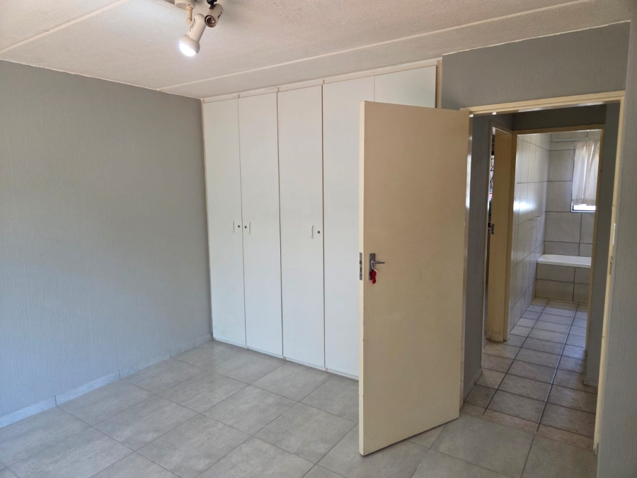 2 Bedroom Property for Sale in Sunninghill Gauteng