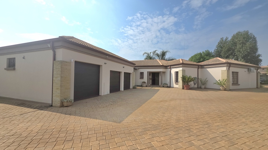 7 Bedroom Property for Sale in Raslouw A H Gauteng