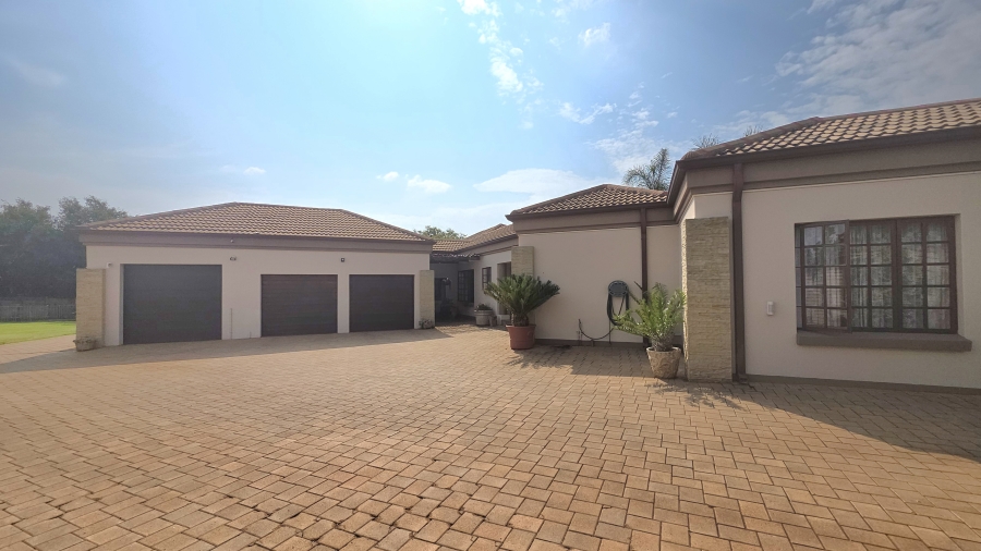 7 Bedroom Property for Sale in Raslouw A H Gauteng