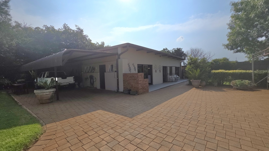 7 Bedroom Property for Sale in Raslouw A H Gauteng