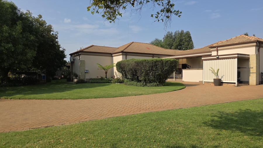 7 Bedroom Property for Sale in Raslouw A H Gauteng