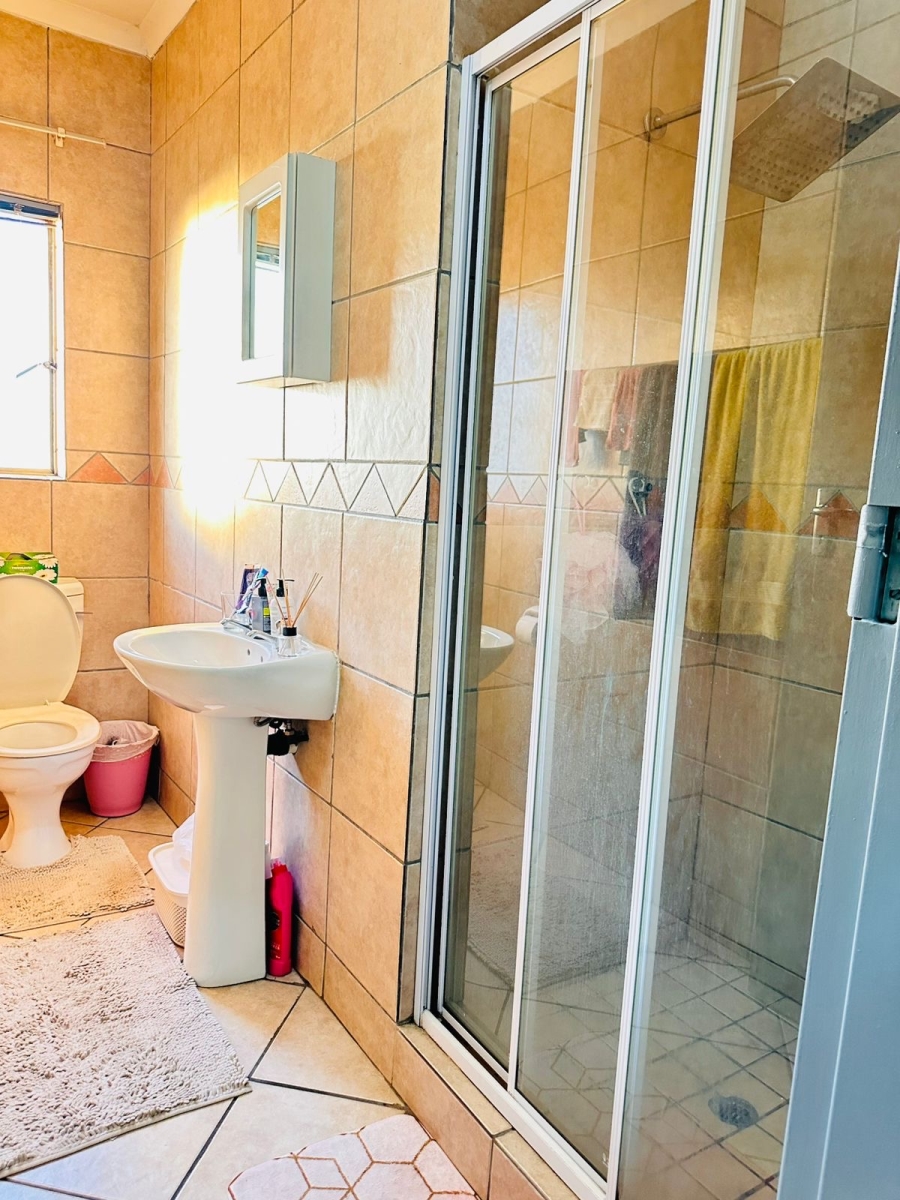 2 Bedroom Property for Sale in Vorna Valley Gauteng