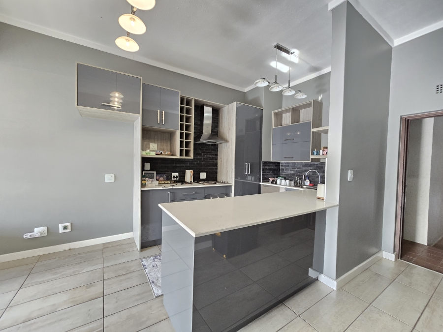 To Let 2 Bedroom Property for Rent in Sandown Gauteng