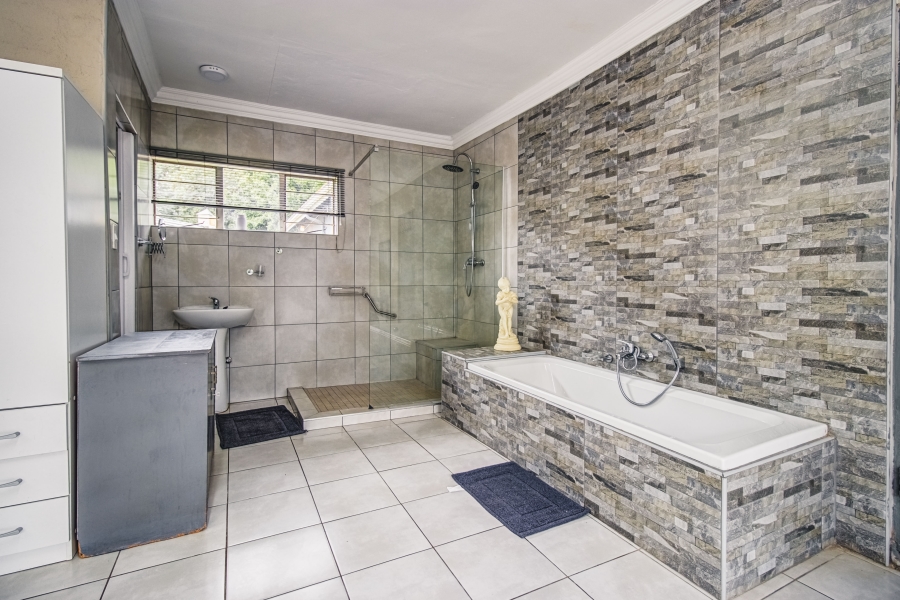 3 Bedroom Property for Sale in Glen Marais Gauteng