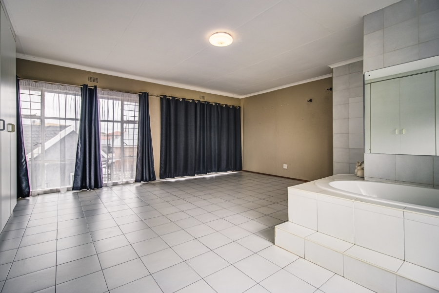 3 Bedroom Property for Sale in Glen Marais Gauteng