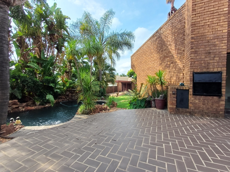 6 Bedroom Property for Sale in Marais Steyn Park Gauteng