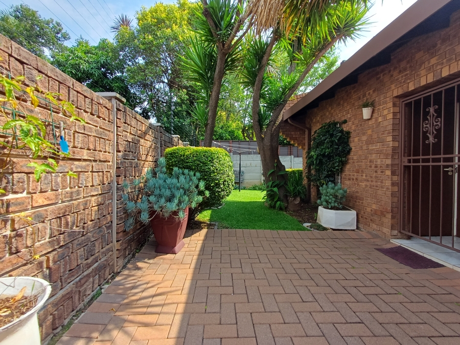 6 Bedroom Property for Sale in Marais Steyn Park Gauteng