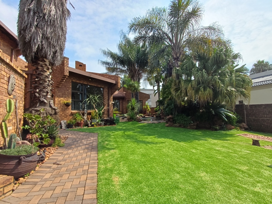 6 Bedroom Property for Sale in Marais Steyn Park Gauteng