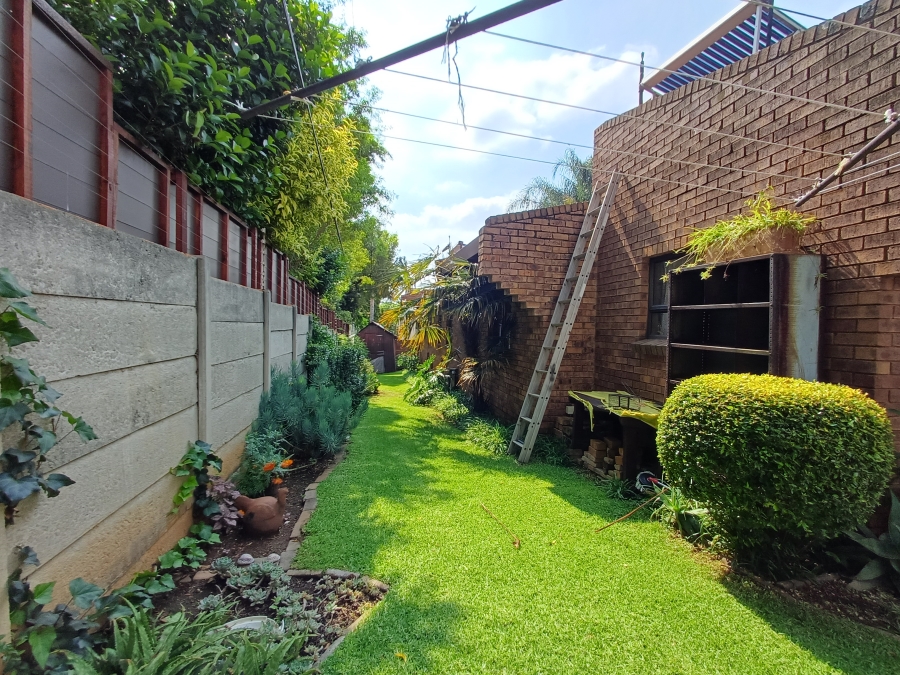 6 Bedroom Property for Sale in Marais Steyn Park Gauteng