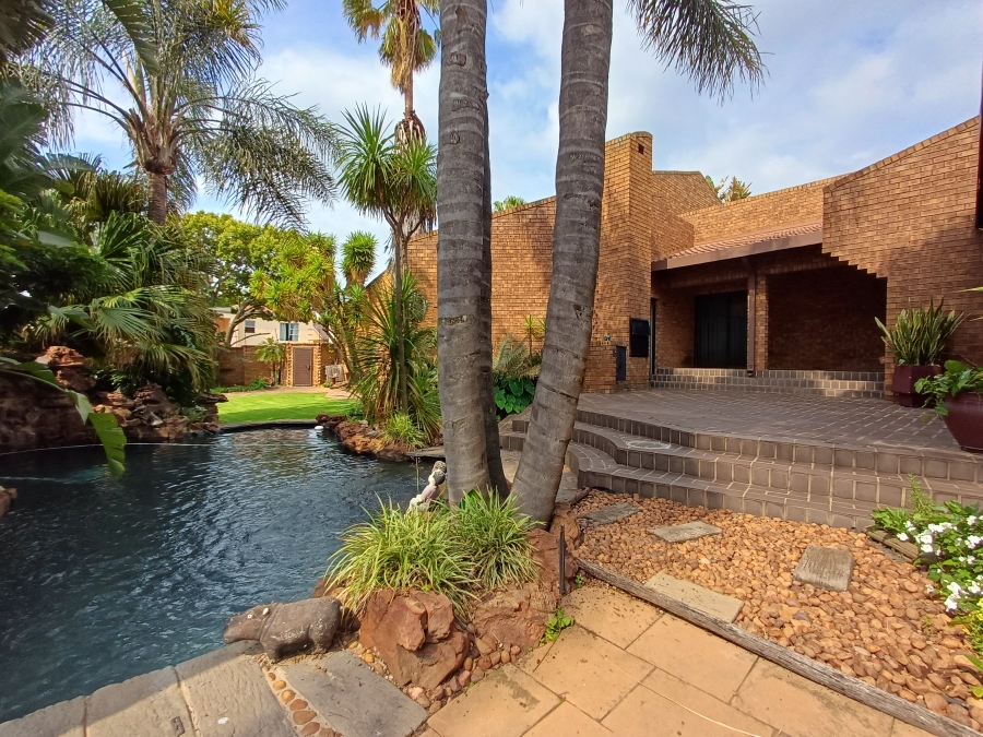 6 Bedroom Property for Sale in Marais Steyn Park Gauteng