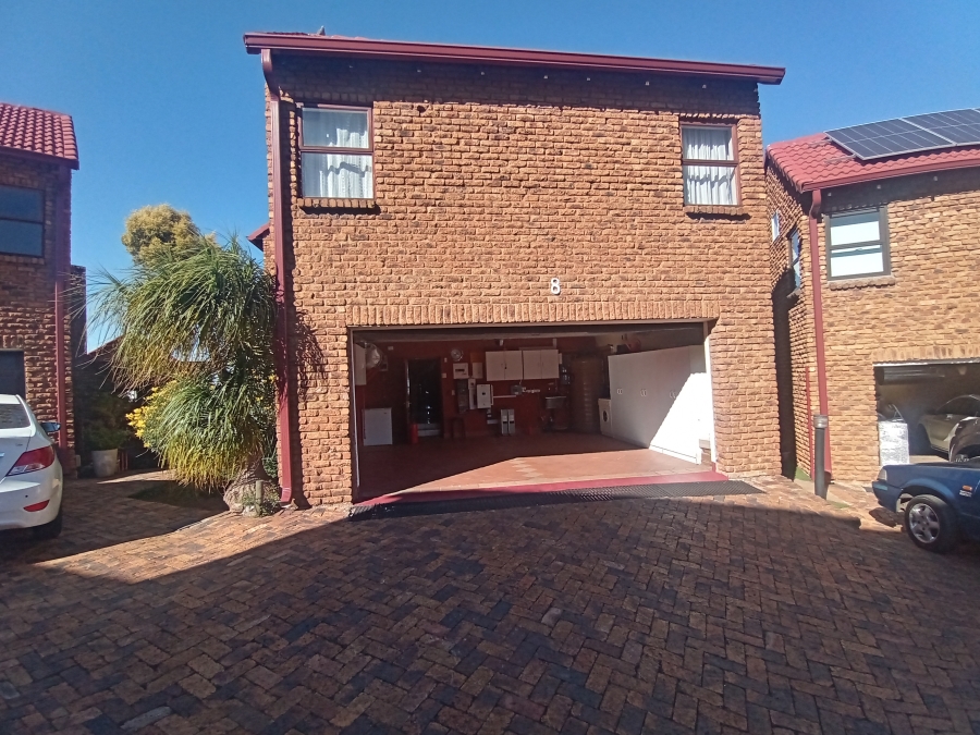 4 Bedroom Property for Sale in Bassonia Gauteng