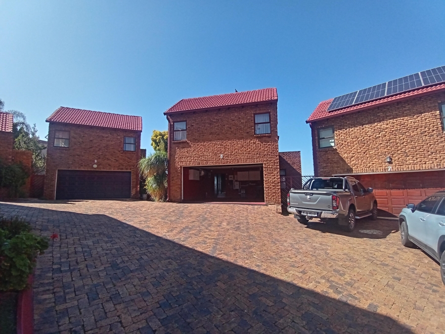 4 Bedroom Property for Sale in Bassonia Gauteng