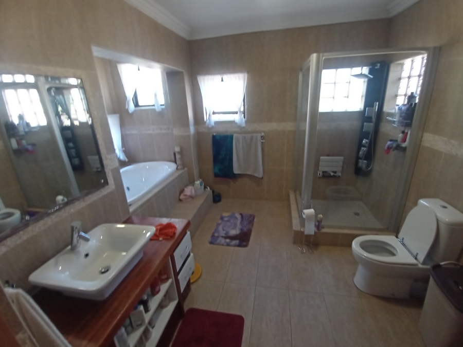 5 Bedroom Property for Sale in Ridgeway Gauteng