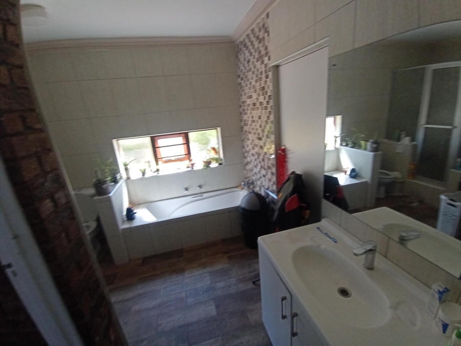 5 Bedroom Property for Sale in Ridgeway Gauteng