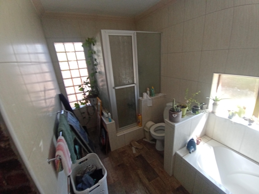 5 Bedroom Property for Sale in Ridgeway Gauteng