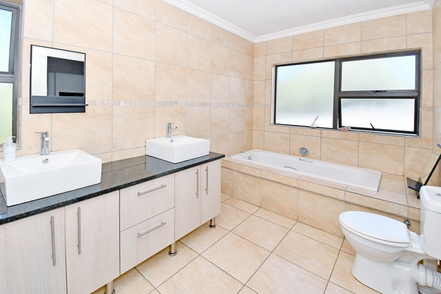 3 Bedroom Property for Sale in Beverley Gauteng