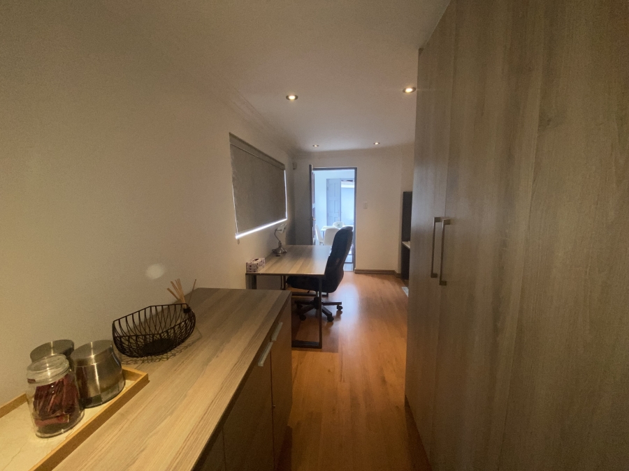 To Let 1 Bedroom Property for Rent in Fourways Gauteng