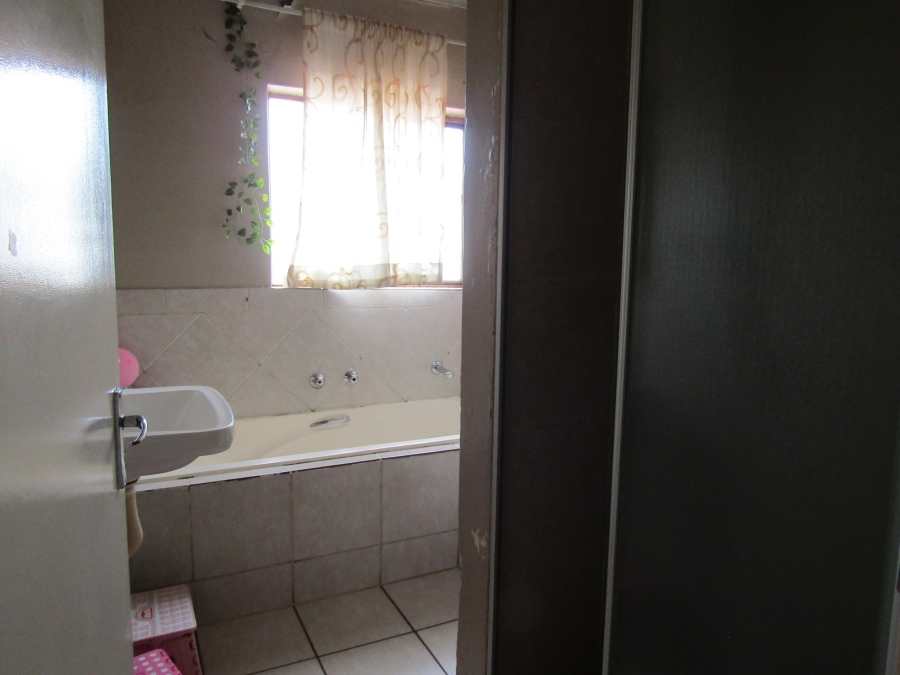2 Bedroom Property for Sale in Mondeor Gauteng