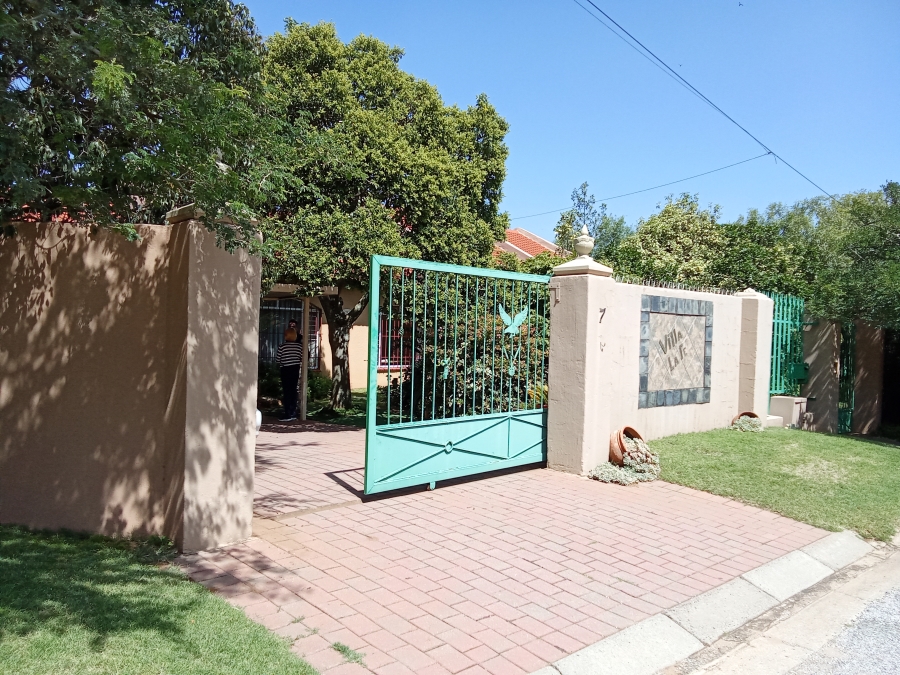 5 Bedroom Property for Sale in Helderkruin Gauteng
