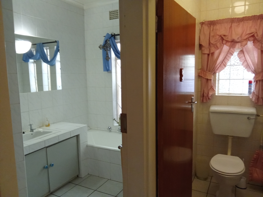 5 Bedroom Property for Sale in Helderkruin Gauteng