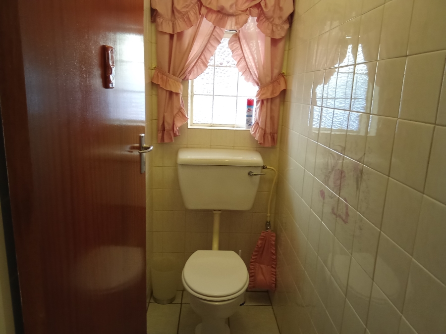 5 Bedroom Property for Sale in Helderkruin Gauteng