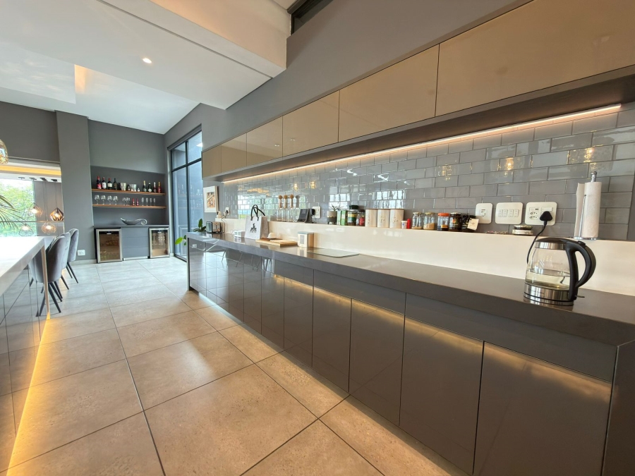 6 Bedroom Property for Sale in Featherbrooke Estate Gauteng